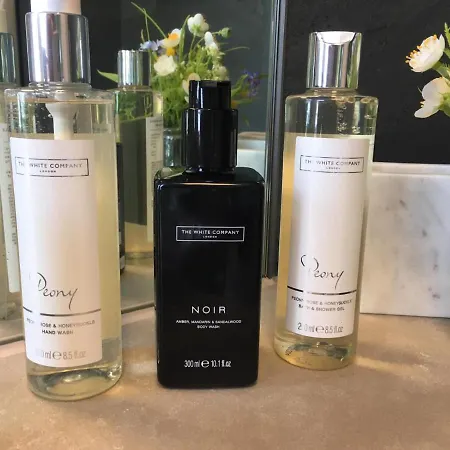 Apartment Shamrock, On Windermere, Superb One Bedroom With Private Parking