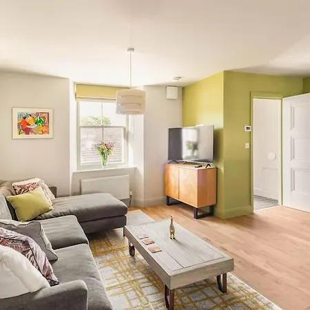 Shamrock, On Windermere, Superb One Bedroom With Private Parking Apartment *