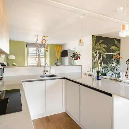 Shamrock, On Windermere, Superb One Bedroom With Private Parking Apartment *