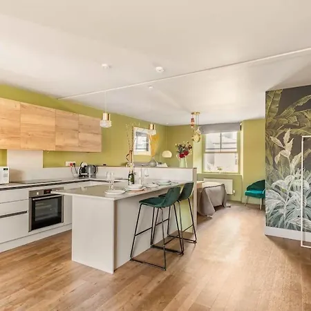 Shamrock, On Windermere, Superb One Bedroom With Private Parking Apartment