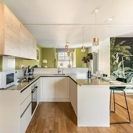 Shamrock, On Windermere, Superb One Bedroom With Private Parking *